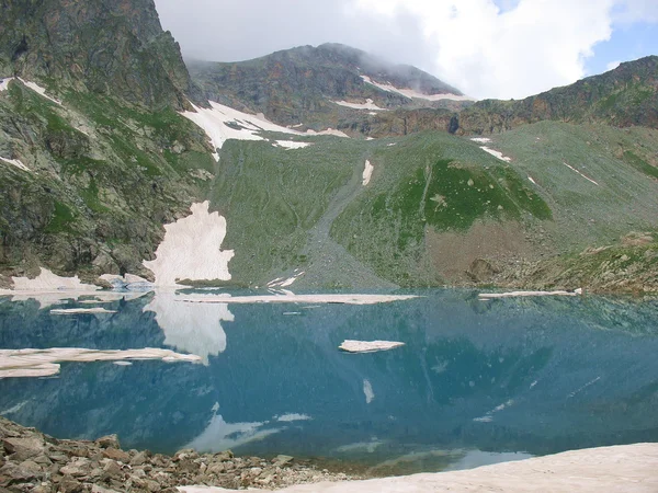 Кавказ. Озеро в горах . — стоковое фото