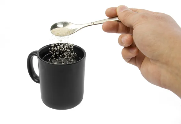 Zucker, der in eine Tasse fällt — Stockfoto