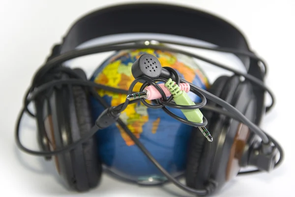 Headset auf Weltkugel isoliert — Stockfoto