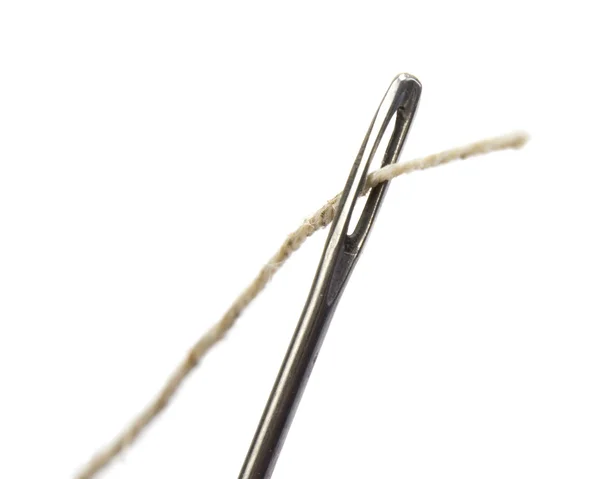 Nadel mit Faden isoliert — Stockfoto
