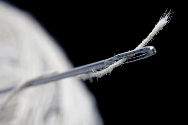 Иголка с изолированной нитью — стоковое фото