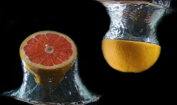 Nahaufnahme Orange unter Wasser — Stockfoto