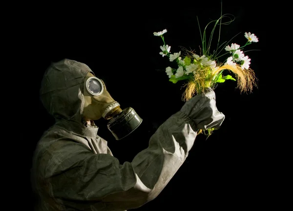 Soldier with flowers — Stock Photo, Image