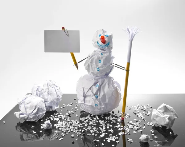 Schneemann aus Papier mit Schild — Stockfoto