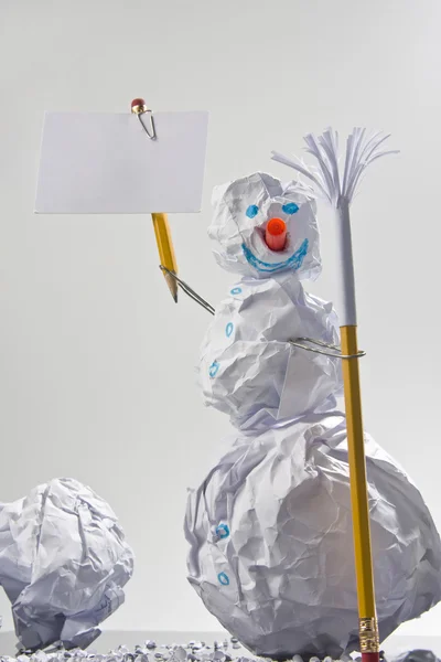 Schneemann aus Papier mit Schild — Stockfoto