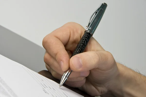 Signing the document — Stock Photo, Image