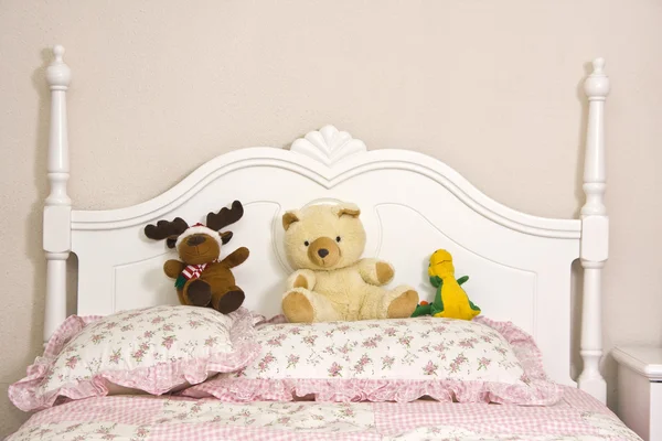 10 代の女の子のベッド — ストック写真