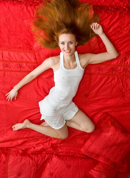 Gyönyörű nő az ágyban — Stock Fotó