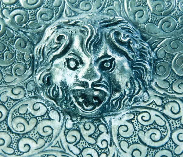 ライオンと銀製の背景 — ストック写真