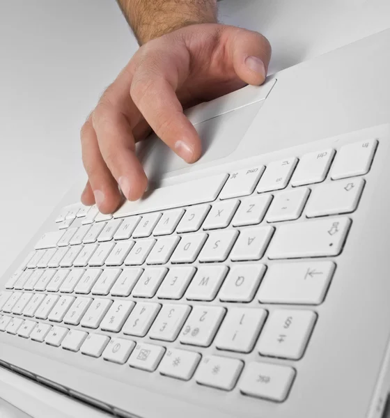 Мужская рука на ноутбуке — стоковое фото