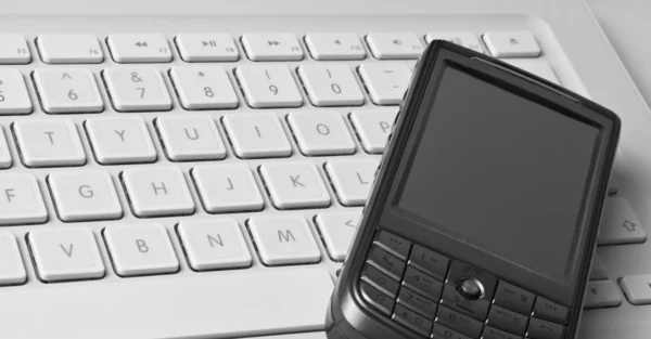 Phone on keyboard — Stock Photo, Image