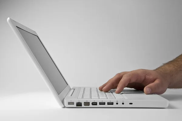 A mão do homem no laptop — Fotografia de Stock