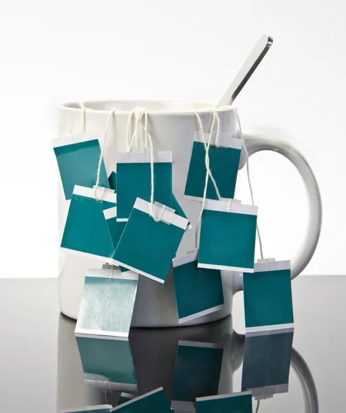Šálek čaje s mnoha čajových sáčků — Stock fotografie