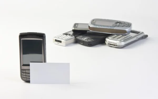 Мобильный телефон с пустой визиткой — стоковое фото