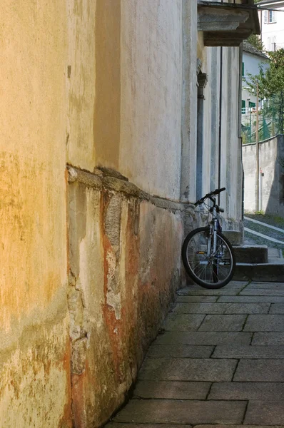 Alleyway with mountain-bike — Stock Photo, Image