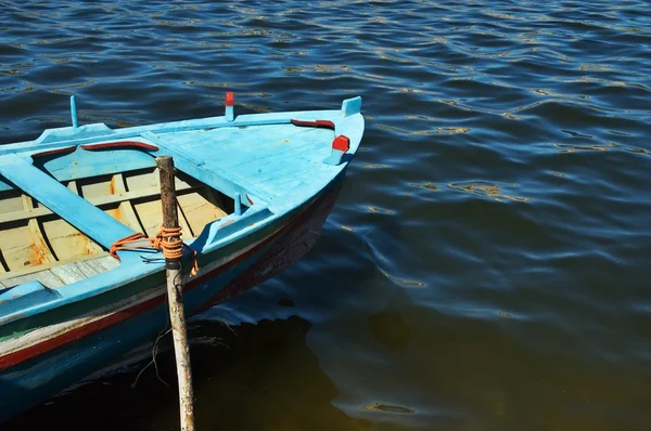 Niebieski łódź na wodzie — Zdjęcie stockowe