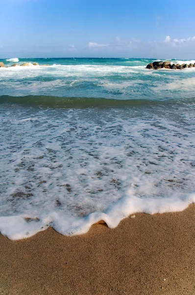 Пенная вода на пляже — стоковое фото