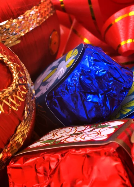 Chocolates y adornos navideños — Foto de Stock
