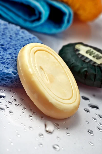 Sabão molhado e esponja com toalhas — Fotografia de Stock