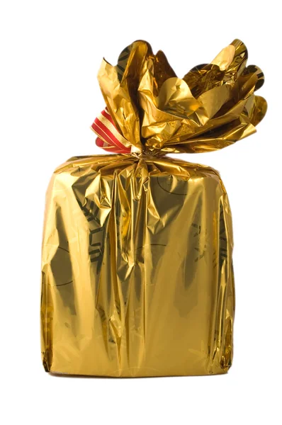 Подарок, завернутый в золотую бумагу — стоковое фото