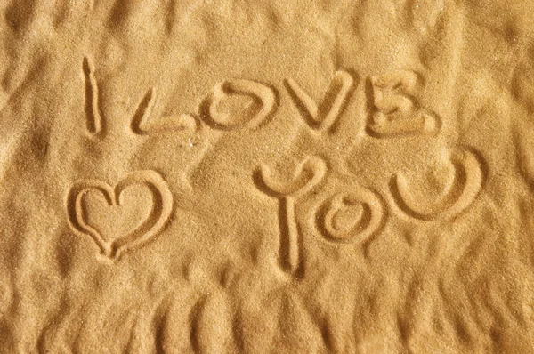 Я люблю тебя, написанная на песке — стоковое фото