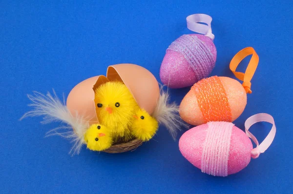 Яйце з великодніми пташенятами і барвистими яйцями — стокове фото