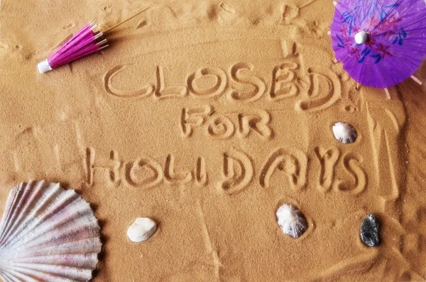 Закрыто на праздники, написанные на песке Лицензионные Стоковые Изображения