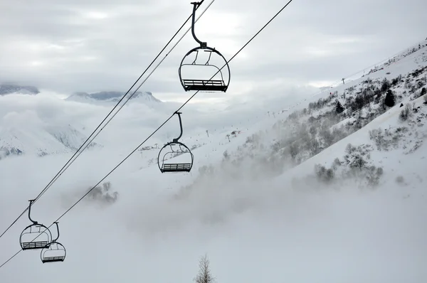 Skilift в тумані — стокове фото