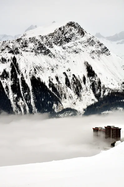 地球上の霧の塔 — ストック写真