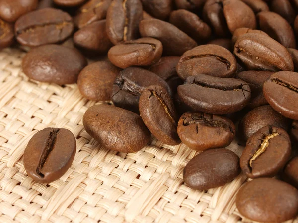 Granos de café sobre textil — Foto de Stock