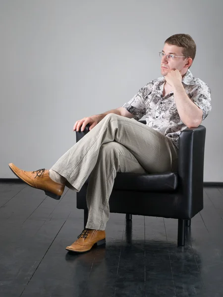肘掛け椅子の男 — ストック写真