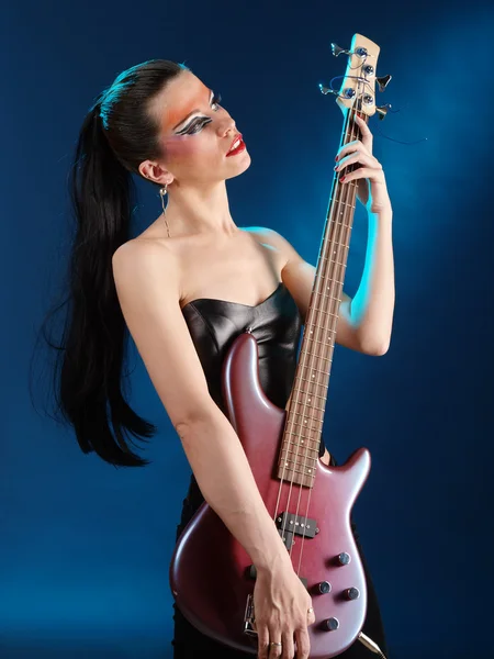 Dívka hospodářství elektrická kytara — Stock fotografie