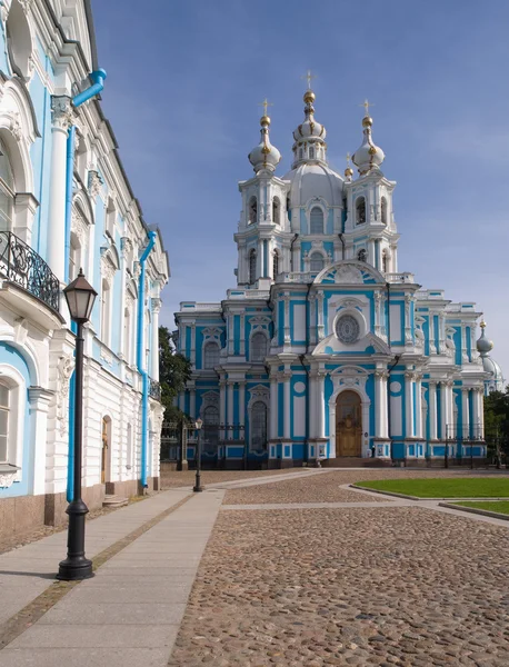 Plaza frente a la catedral de Smolny —  Fotos de Stock