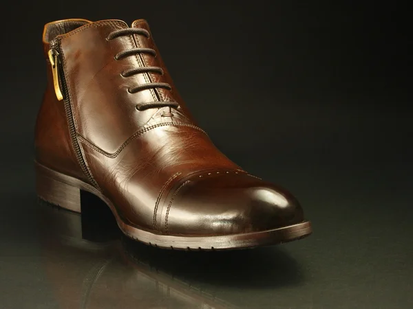 Brauner Schuh isoliert auf dunklem — Stockfoto