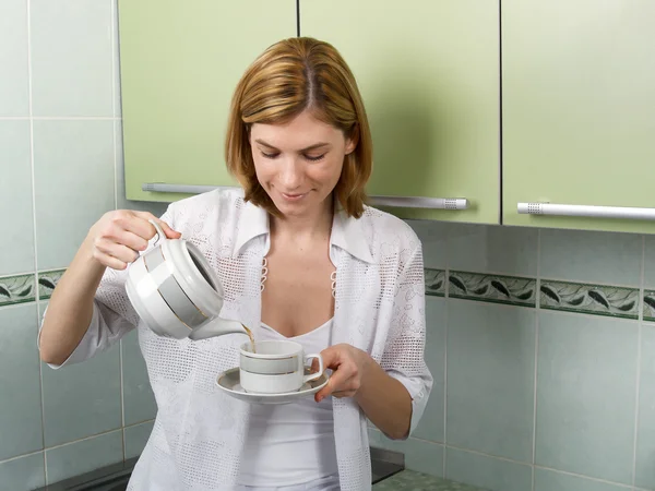 The girl pours coffee — Stock Photo, Image