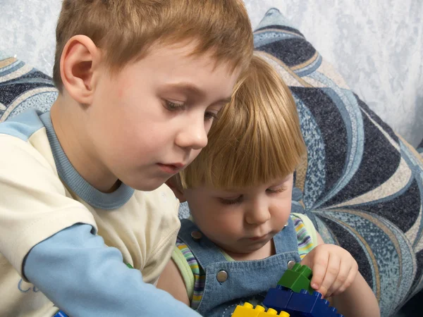 Два мальчика играют в игрушки — стоковое фото