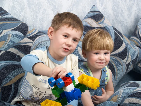 Dois meninos brincam de brinquedos — Fotografia de Stock