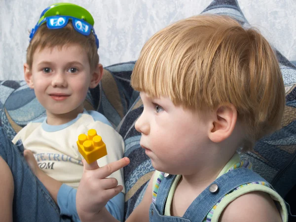 Dos chicos juegan juguetes —  Fotos de Stock