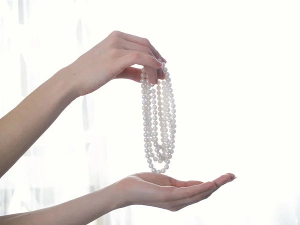 Kvinnehender med perler – stockfoto