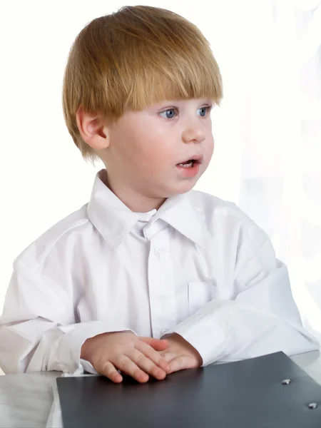 Porträtt av den vackra pojken — Stockfoto