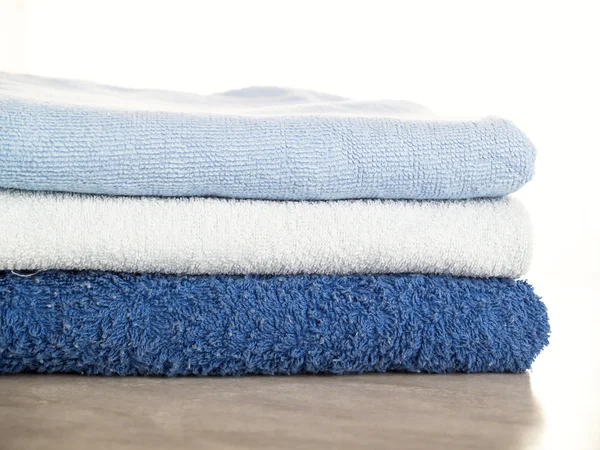 Ręczniki na stole — Zdjęcie stockowe