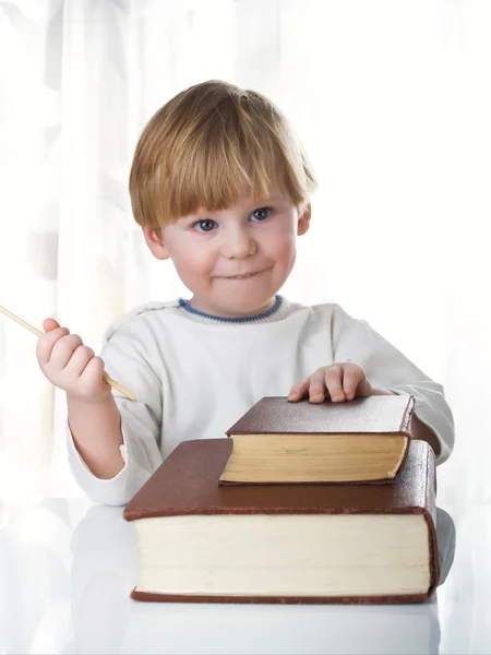 O rapaz com livros — Fotografia de Stock