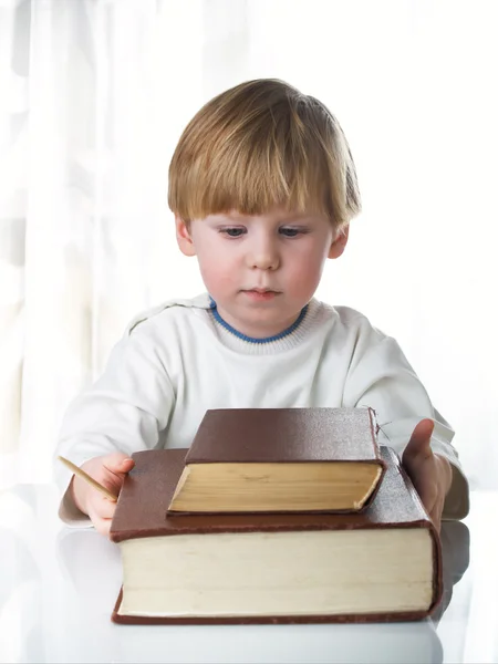 O rapaz com livros — Fotografia de Stock