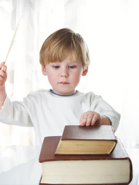 De jongen met boeken — Stockfoto
