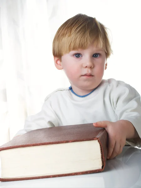De jongen met het boek — Stockfoto