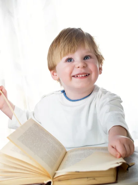 De jongen met het boek — Stockfoto