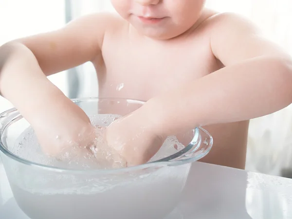 O rapaz lava-se — Fotografia de Stock