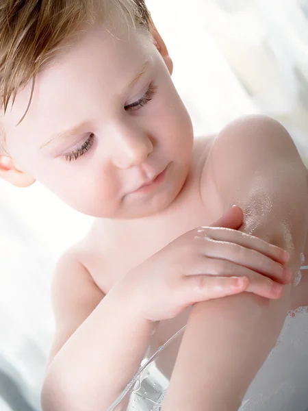 El chico se lava — Foto de Stock