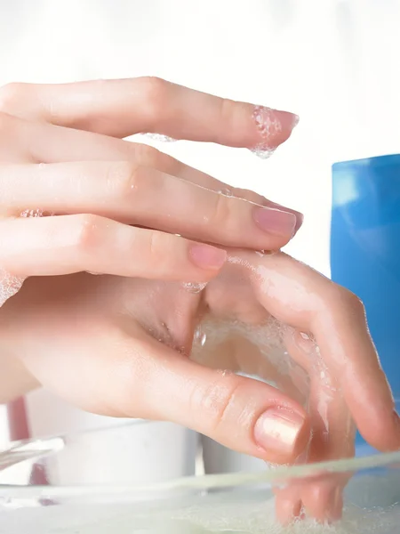 Lavagem de umas mãos femininas — Fotografia de Stock
