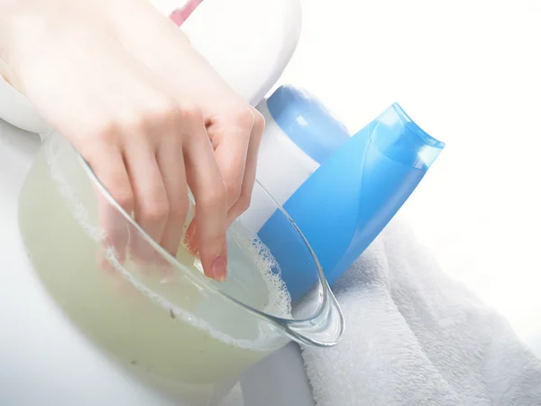 Waschen einer weiblichen Hand — Stockfoto